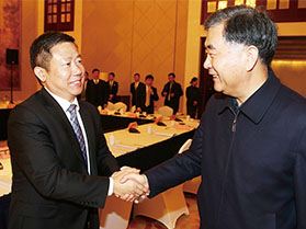 十九届中央政治局常委，第十三届全国政协主席汪洋与周海江握手合影